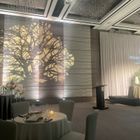 木や人など様々なシルエットを壁に投影できる演出