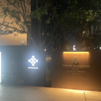 大手町駅c2a出口から出た場所にあるホテルの看板