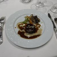 牛フィレ肉のロースト 色とりどりの季節野菜添え