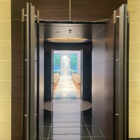 手前に控え室のある造りのチャペル