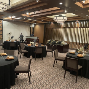 右側が新郎新婦のテーブル|776666さんの八芳園の写真(2566785)