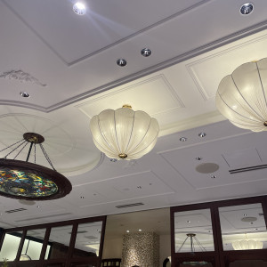 ステンドグラスとお花のような電気|776666さんのメゾン ポール・ボキューズ(ひらまつウエディング)の写真(2571248)