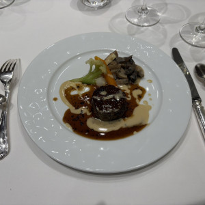 牛フィレ肉のロースト 色とりどりの季節野菜添え|776666さんのメゾン ポール・ボキューズ(ひらまつウエディング)の写真(2572635)