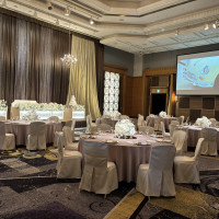 テイスト違いの披露宴会場