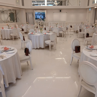 白を貴重とした美しい会場です。
