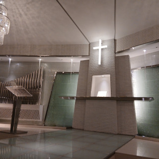 水の流れる音がする、美しいチャペルです。