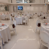 白を貴重とした美しい会場です。