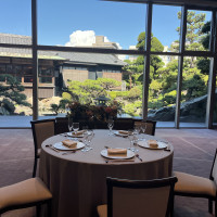 大きな窓から見える庭園が圧巻です。