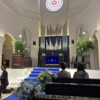 青いカーペットが素敵です。ムービーの演出もできます。