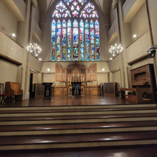 ステンドグラスがとてもきれいです。