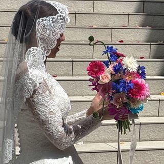 ウェディングドレスと花