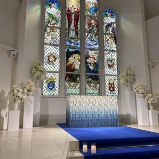 チャペルの正面のステンドガラス。