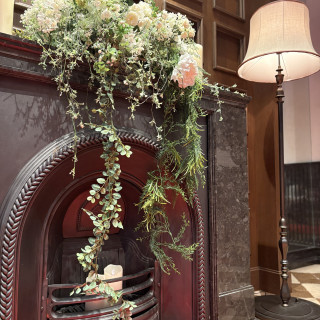 新郎新婦が立つところにある、アンティークの暖炉