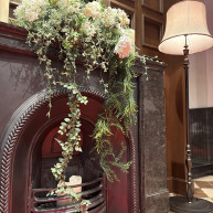 新郎新婦が立つところにある、アンティークの暖炉