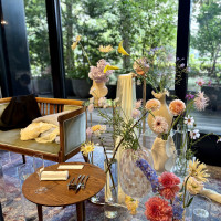 小さい披露宴会場の、フラワーコーデ