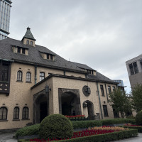 外観。広告で見る水面に反射している写真は、小さな水たまり