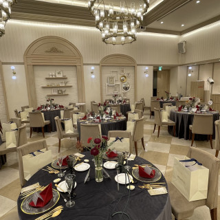 白基調でどんなテーブルクロスにも合う披露宴会場