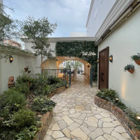 披露宴会場までの移動中も現実感を出さない工夫