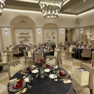 白基調でどんなテーブルクロスにも合う披露宴会場|776867さんのアニヴェルセル ヒルズ横浜の写真(2567602)