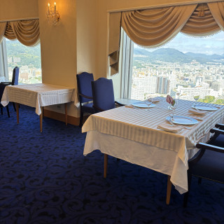 青色の絨毯と椅子でまるで、美女と野獣の世界!