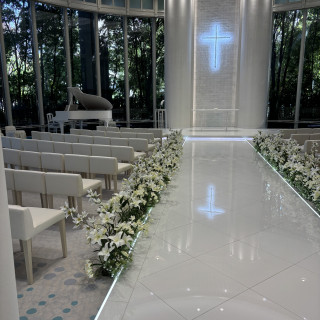 白を基調とした、高級感あるチャペル