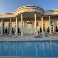 入って目の前がプール！