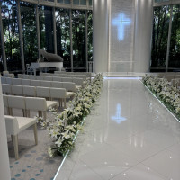 白を基調とした、高級感あるチャペル