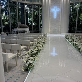 白を基調とした、高級感あるチャペル