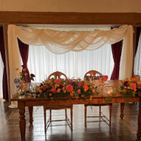 木造の落ち着いた雰囲気の披露宴会場。