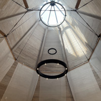 自然光が入る挙式会場（室内）。デザインも洗礼されてて素敵。