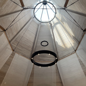 自然光が入る挙式会場（室内）。デザインも洗礼されてて素敵。|776879さんのラ・クラリエールの写真(2567802)