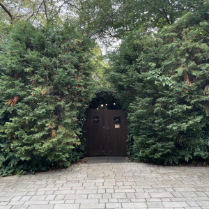 挙式会場（ガーデン）の入り口。|776879さんのラ・クラリエールの写真(2567805)