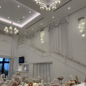 白基調のとても可愛い披露宴会場|776894さんのアルカンシエル luxe mariage 大阪(アルカンシエルグループ)の写真(2567883)