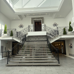 挙式会場を出てすぐのフラワーシャワースペース|776894さんのアルカンシエル luxe mariage 大阪(アルカンシエルグループ)の写真(2567884)