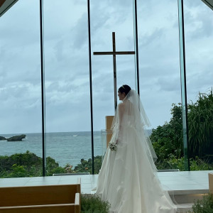チャペルで後ろ姿の写真|776897さんの瀬良垣島教会/アールイズ・ウエディングの写真(2567929)