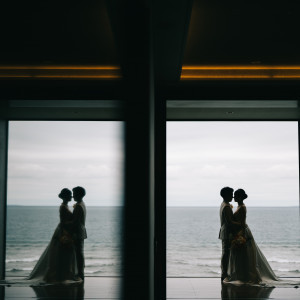 廊下から海が見える場所で|776897さんの瀬良垣島教会/アールイズ・ウエディングの写真(2567919)