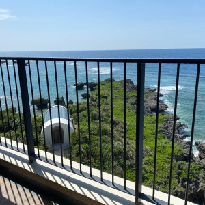 控え室からもチャペルが見える|776897さんの瀬良垣島教会/アールイズ・ウエディングの写真(2567931)