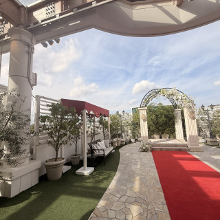 フラワーシャワーなどが行えて、挙式が終わった後に登場するとこ