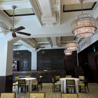 円卓とキッチン