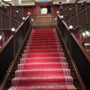 正面扉を開けた時に見える大階段|776963さんのTHE CONDER HOUSE(ザ・コンダーハウス)の写真(2569105)