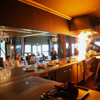 新郎がシェフになって炎を上げながらお肉を焼く演出