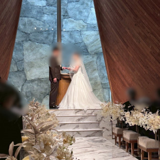 ガラスの面には水が流れていて、とっても美しいチャペルです。