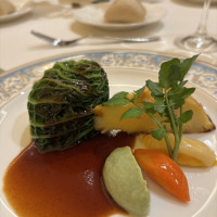 6品コース　お肉料理
キャベツの中に牛ステーキがあります