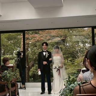 木々と自然光がたっぷり入る窓をバックに…紅葉も見えます◎