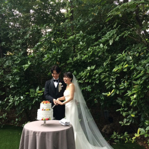 ガーデンでケーキ入刀、ファーストバイトもできます◎|777045さんのTHE NANZAN HOUSE （ザ ナンザン ハウス）の写真(2580155)
