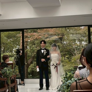 木々と自然光がたっぷり入る窓をバックに…紅葉も見えます◎|777045さんのTHE NANZAN HOUSE （ザ ナンザン ハウス）の写真(2580143)