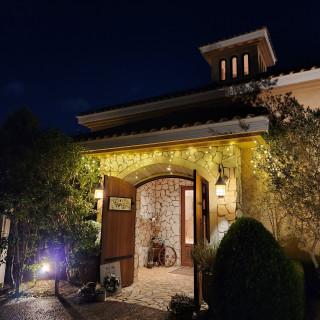 11月、17時半頃の外観。暗い時間も雰囲気があります。