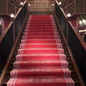 エントランスすぐの大階段|777084さんのTHE CONDER HOUSE(ザ・コンダーハウス)の写真(2568555)