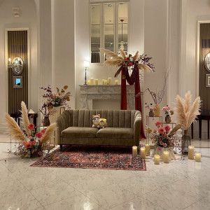 ソファ席へ変更、お花のボリュームアップを追加しました|777090さんのアーヴェリール迎賓館(名古屋)/テイクアンドギヴ・ニーズウェディングの写真(2568601)