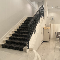 披露宴会場に階段があり、演出に活用できそうです。